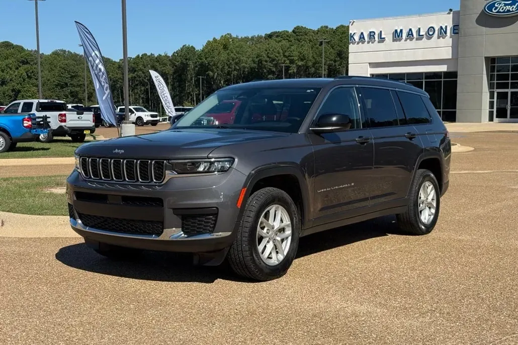 2022 Jeep Grand Cherokee Laredo photo 1