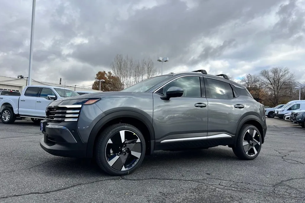 2025 Nissan Kicks SR photo 1
