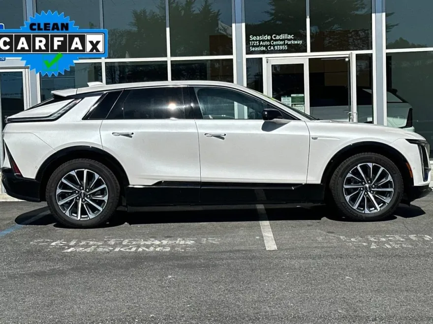 2024 Cadillac Lyriq Sport photo 2