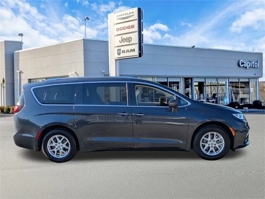 2021 Chrysler Pacifica Touring L photo 1
