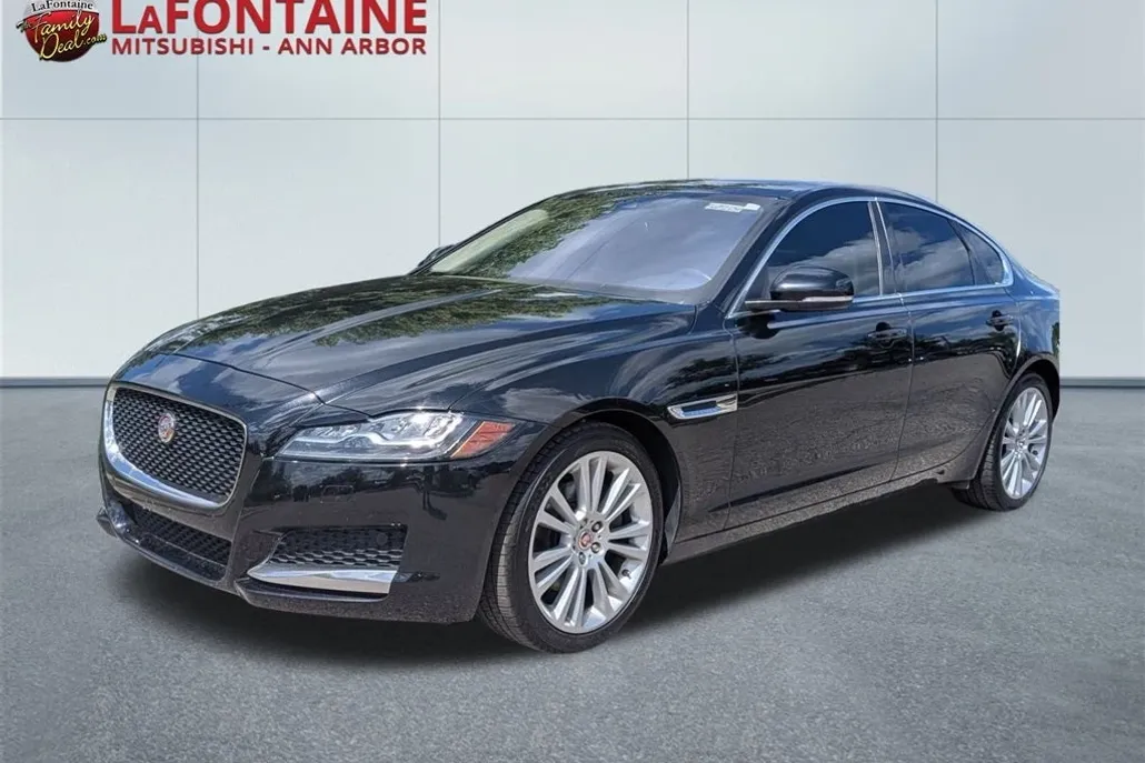 2017 Jaguar XF 20d Prestige photo 1