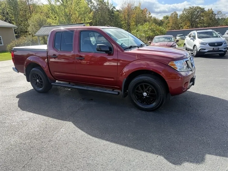 2016 Nissan Frontier SV Crew Cab photo 1