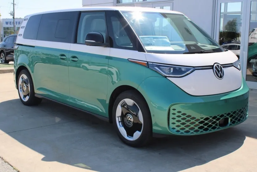 2025 Volkswagen ID. Buzz Pro Plus photo 1
