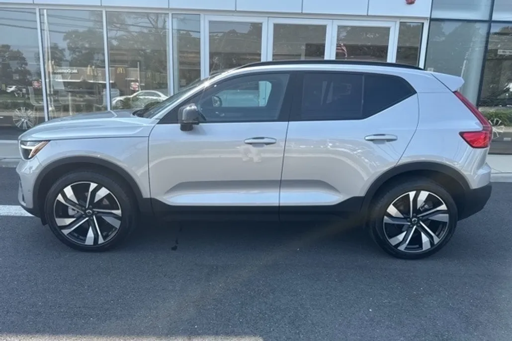 2025 Volvo XC40 Plus photo 1