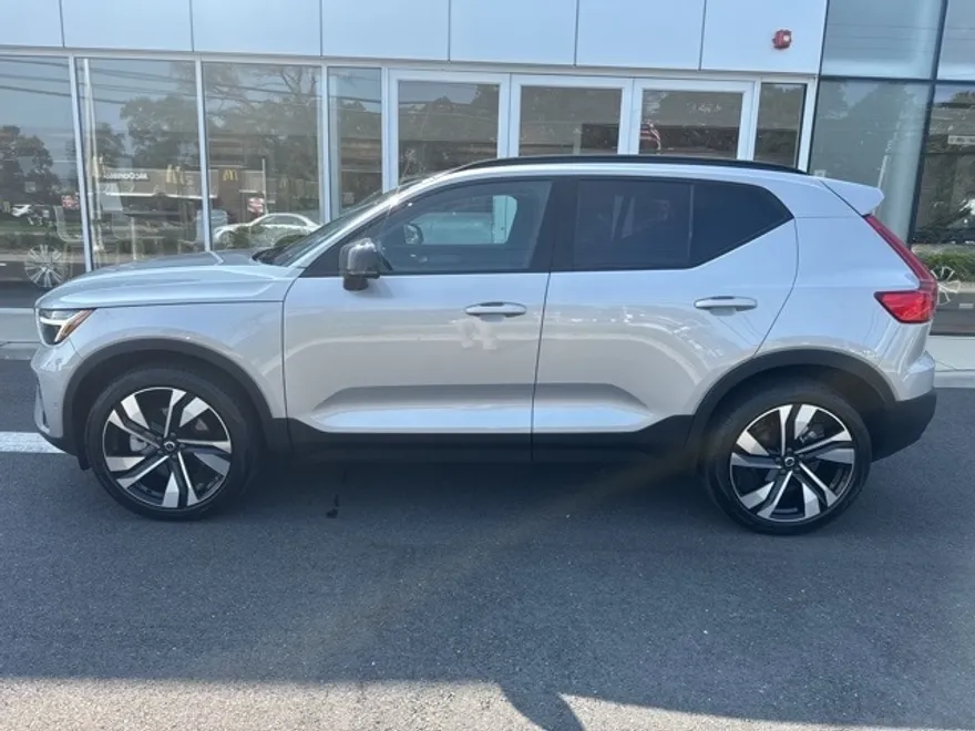 2025 Volvo XC40 Plus photo 1