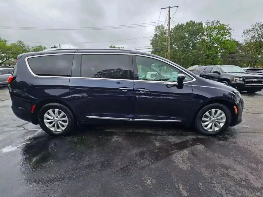 2018 Chrysler Pacifica Touring L photo 1