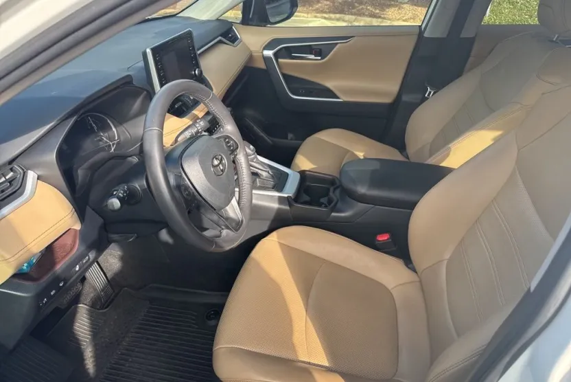 2019 Toyota RAV4 Limited photo 1