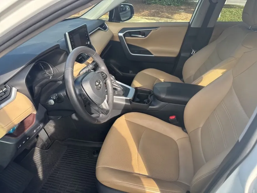 2019 Toyota RAV4 Limited photo 1