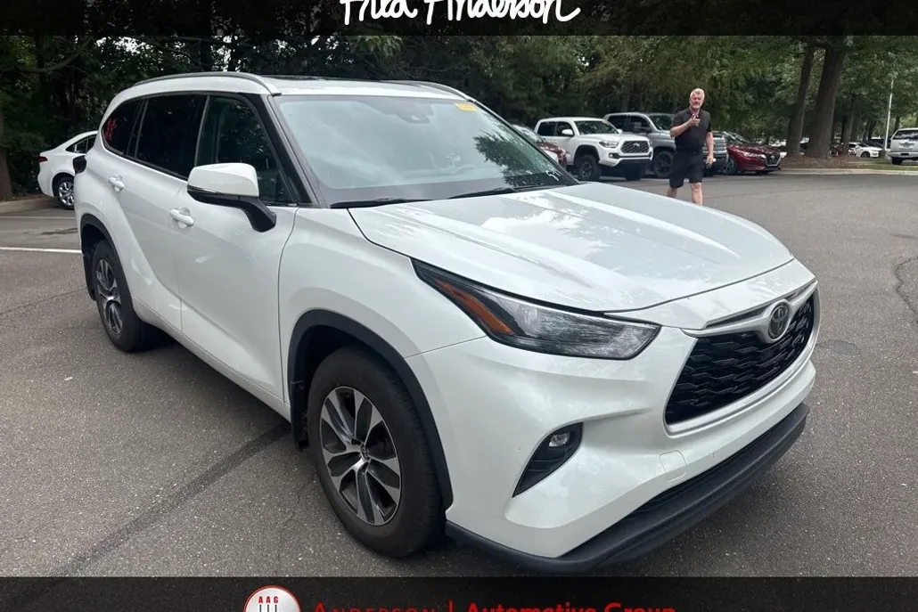 2022 Toyota Highlander XLE photo 1
