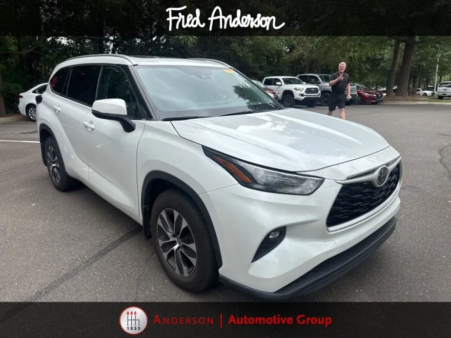 2022 Toyota Highlander XLE photo 1