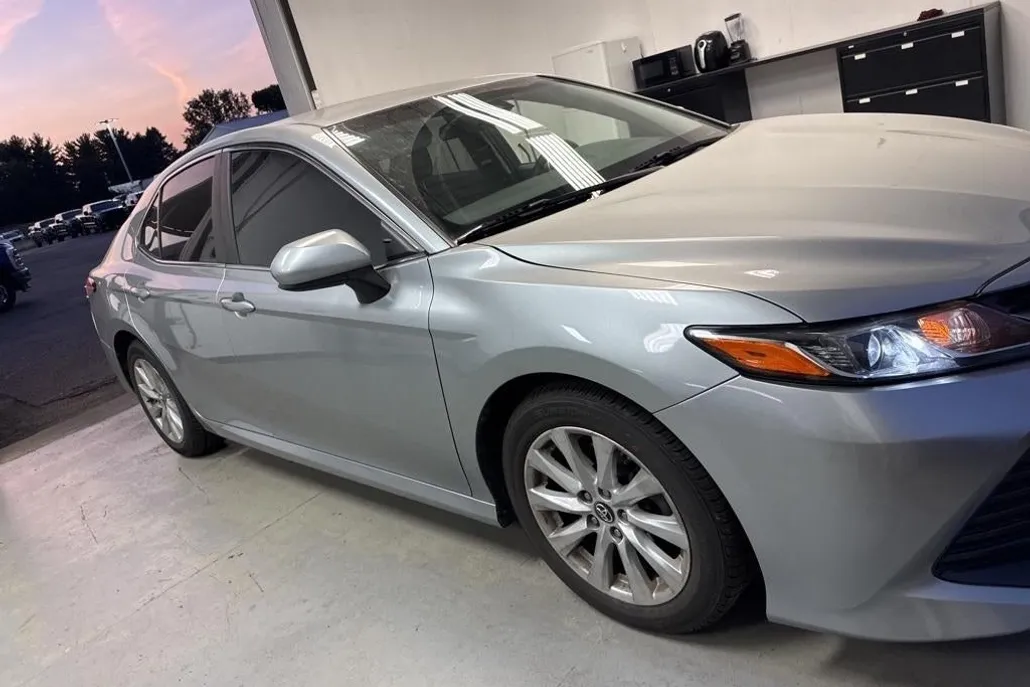 2018 Toyota Camry LE photo 1