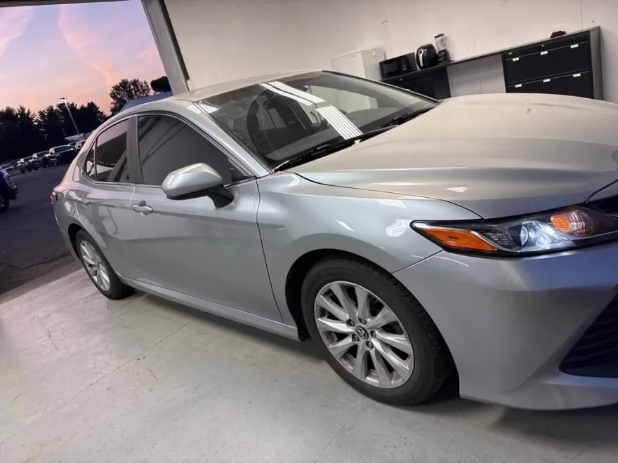 2018 Toyota Camry LE photo 1