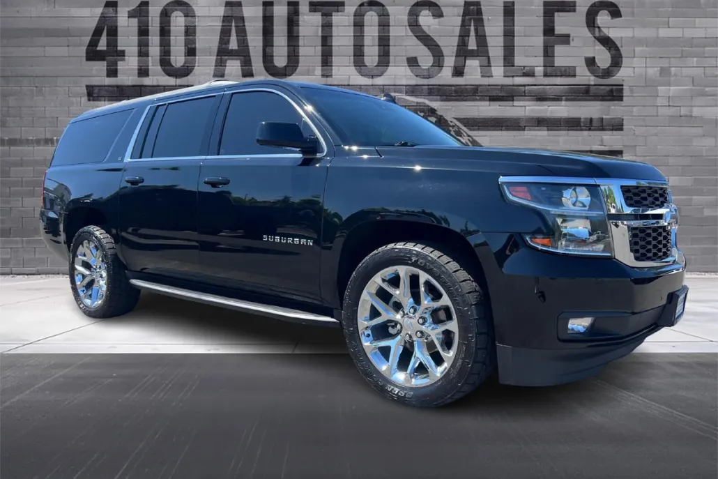 2019 Chevrolet Suburban LT photo 1