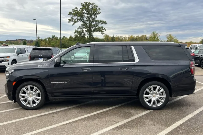 2023 Chevrolet Suburban High Country photo 1