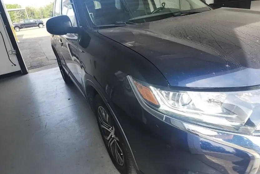2017 Mitsubishi Outlander ES photo 1