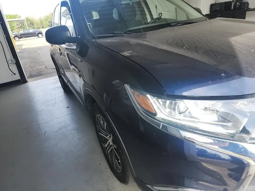2017 Mitsubishi Outlander ES photo 1
