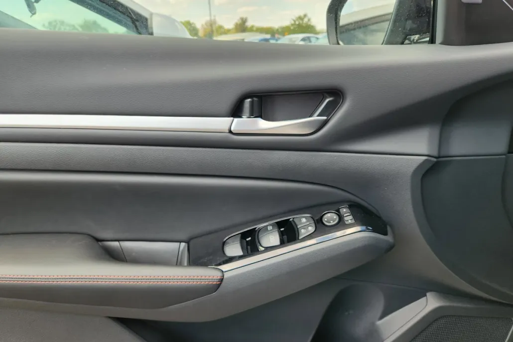 2025 Nissan Altima SR photo 1