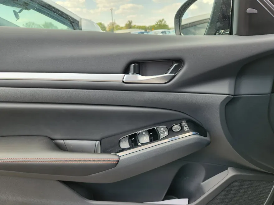 2025 Nissan Altima SR photo 1