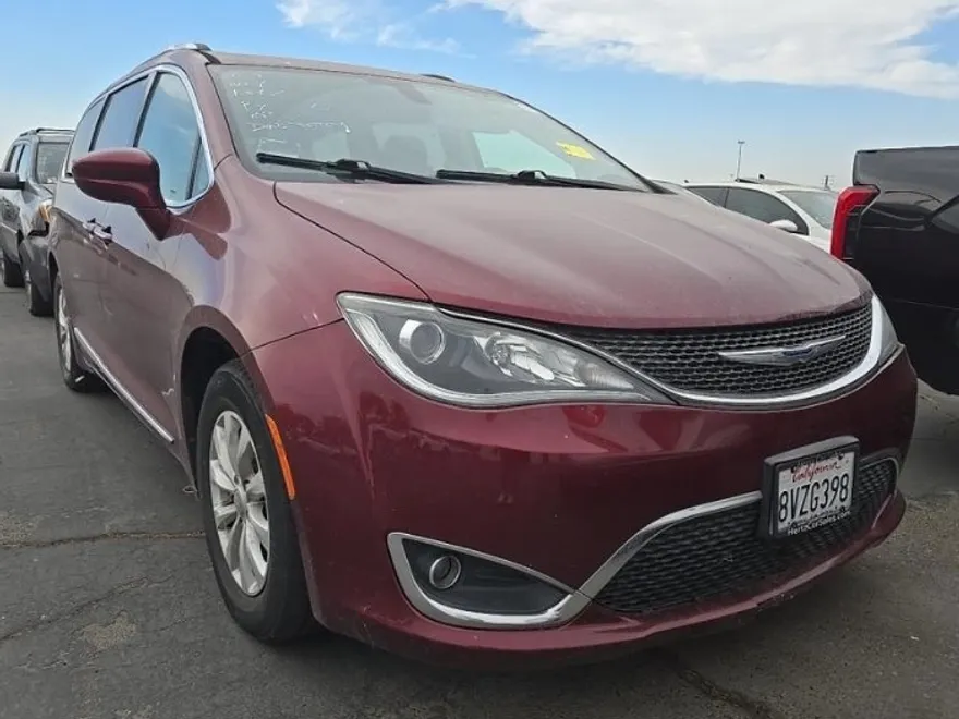 2019 Chrysler Pacifica Touring L photo 1