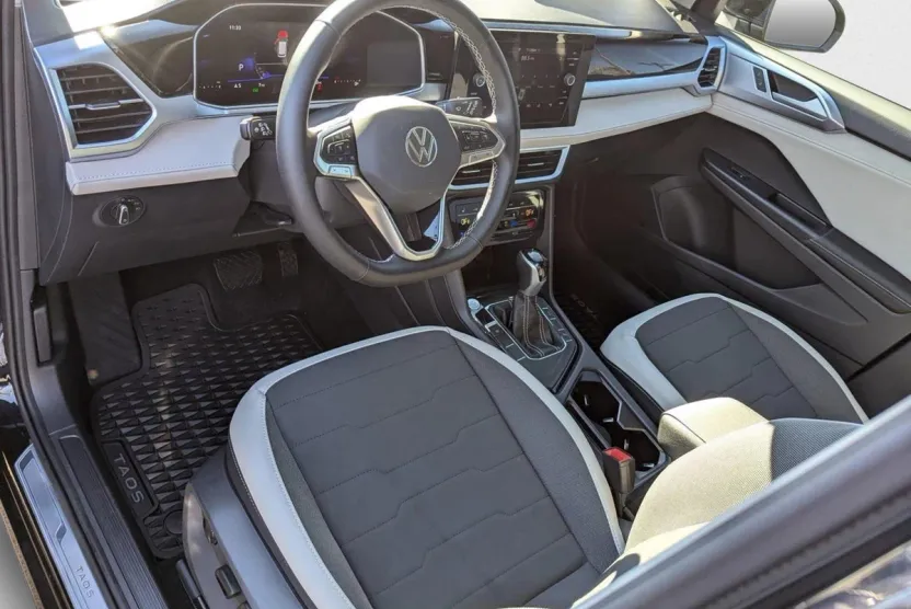 2025 Volkswagen Taos SE photo 1