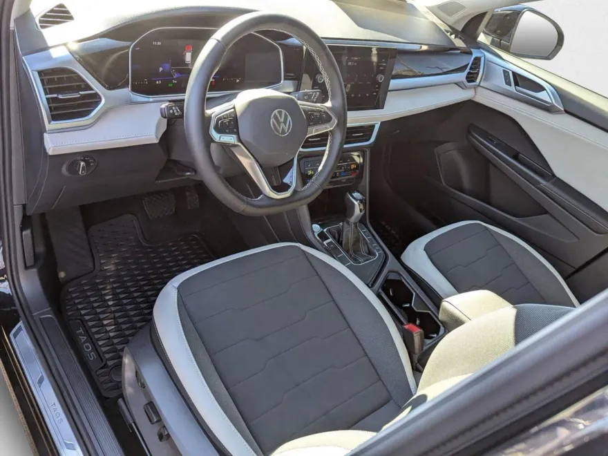 2025 Volkswagen Taos SE photo 1
