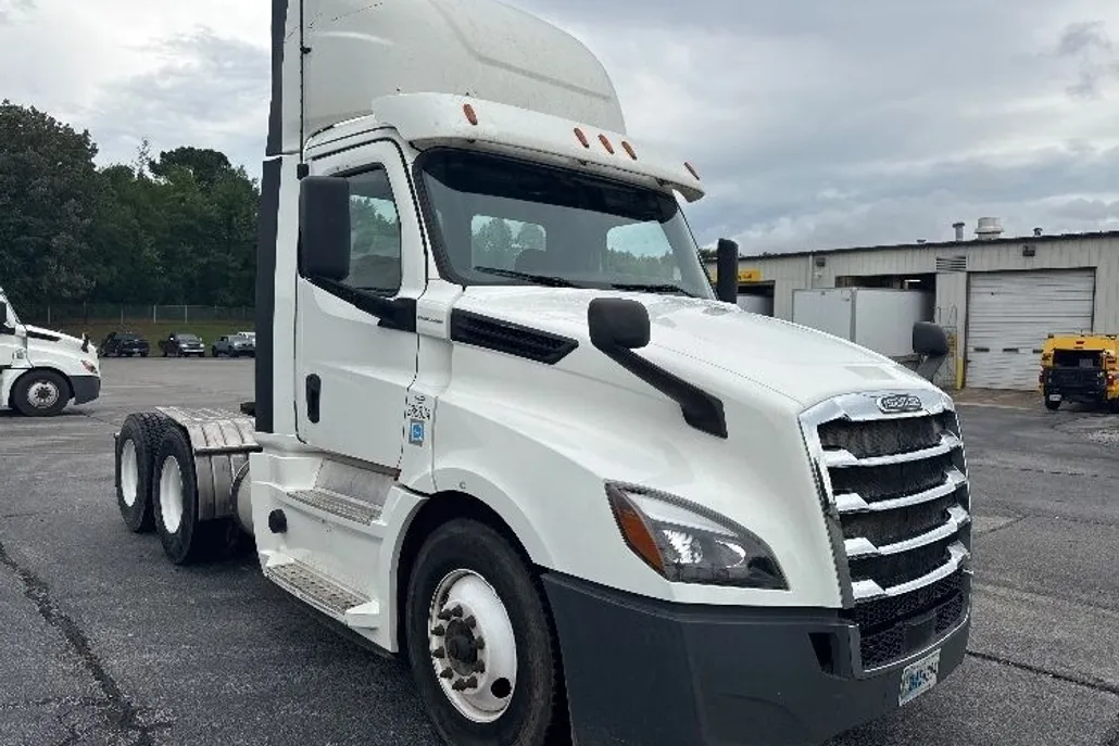 2020 Freightliner Cascadia 126" Day cab photo 1