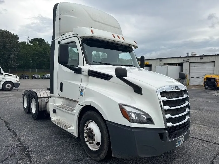 2020 Freightliner Cascadia 126" Day cab photo 1