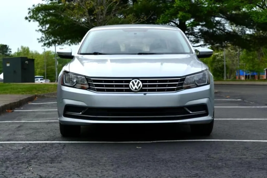 2018 Volkswagen Passat S photo 1