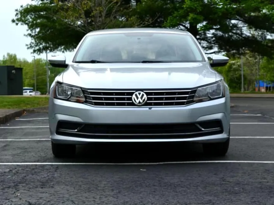 2018 Volkswagen Passat S photo 1