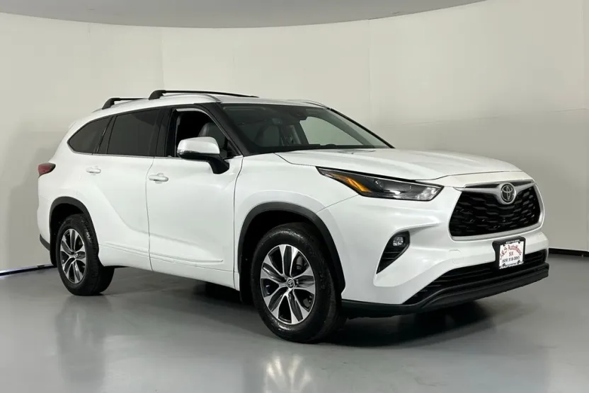 2022 Toyota Highlander XLE photo 1