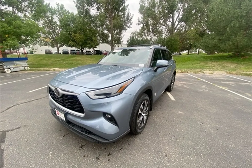 2022 Toyota Highlander XLE photo 1