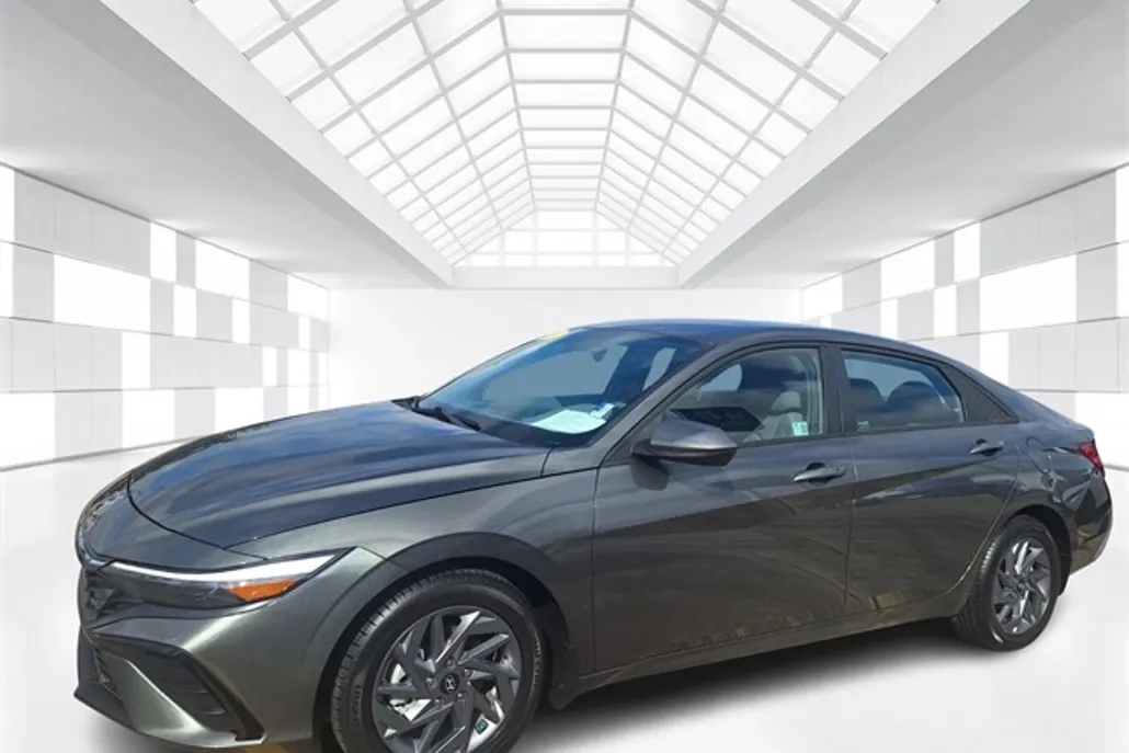 2024 Hyundai Elantra SEL photo 1
