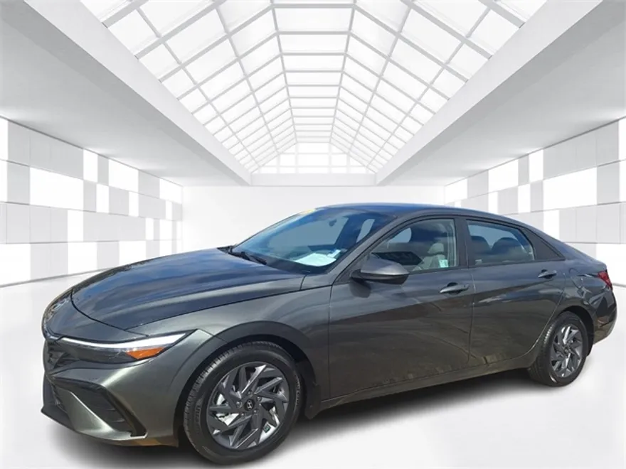 2024 Hyundai Elantra SEL photo 1