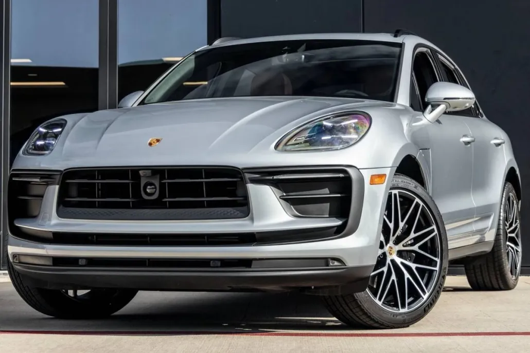 2025 Porsche Macan T photo 1