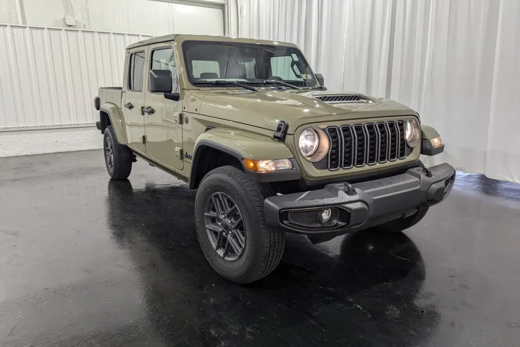 2025 Jeep Gladiator Sport S photo 1