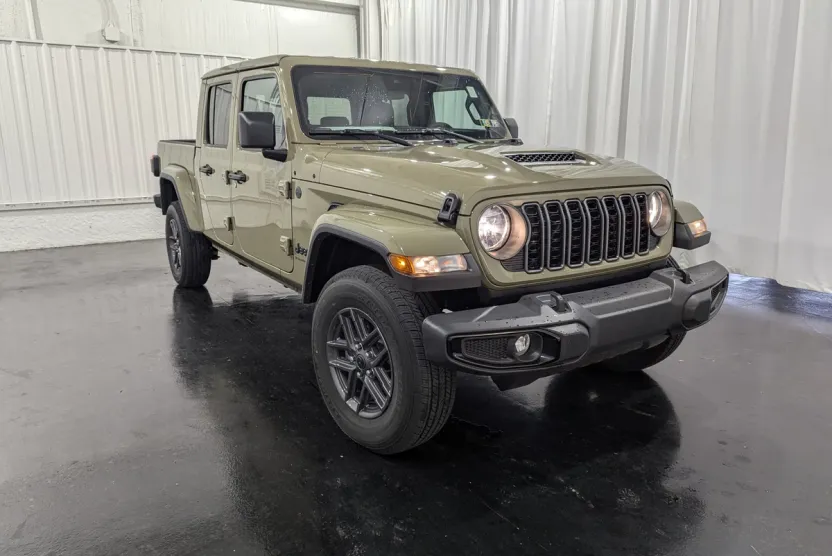 2025 Jeep Gladiator Sport S photo 1