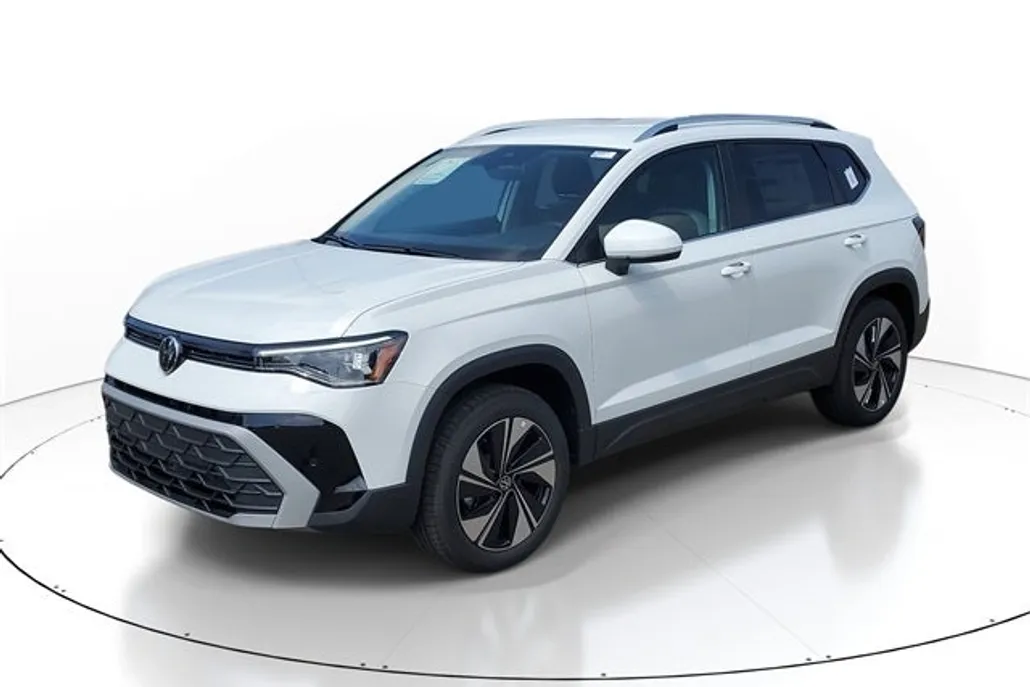 2025 Volkswagen Taos SE photo 1