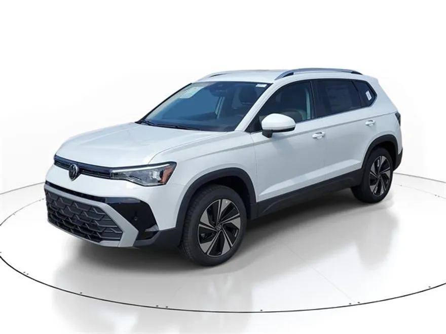 2025 Volkswagen Taos SE photo 1