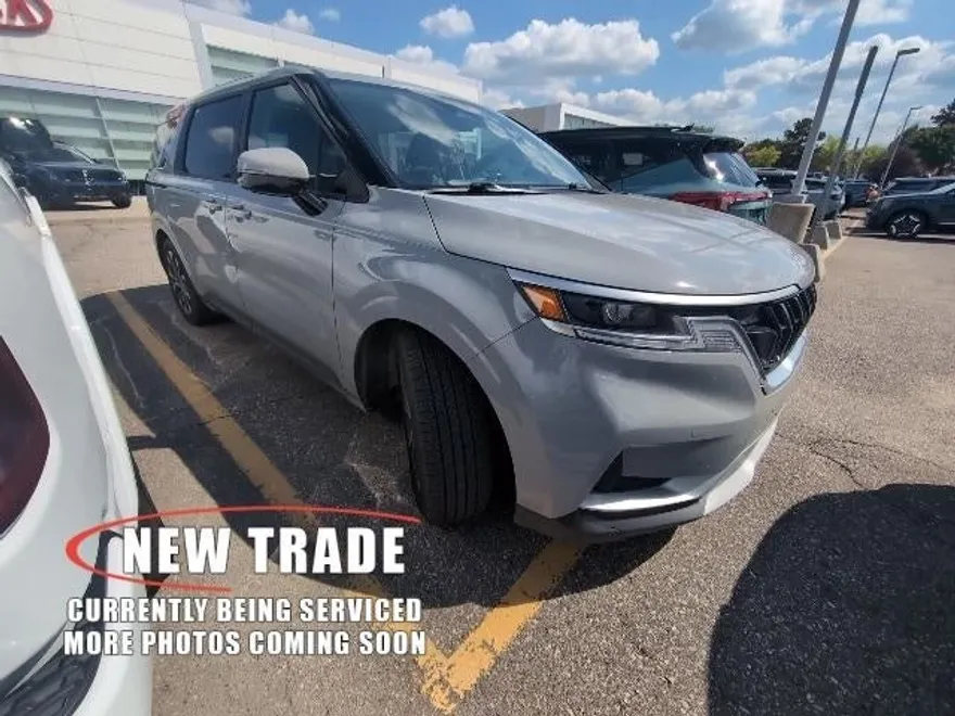 2022 Kia Carnival EX photo 1