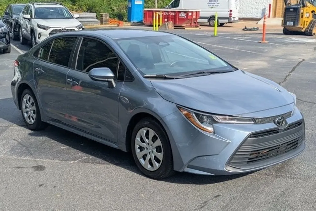 2024 Toyota Corolla LE photo 1