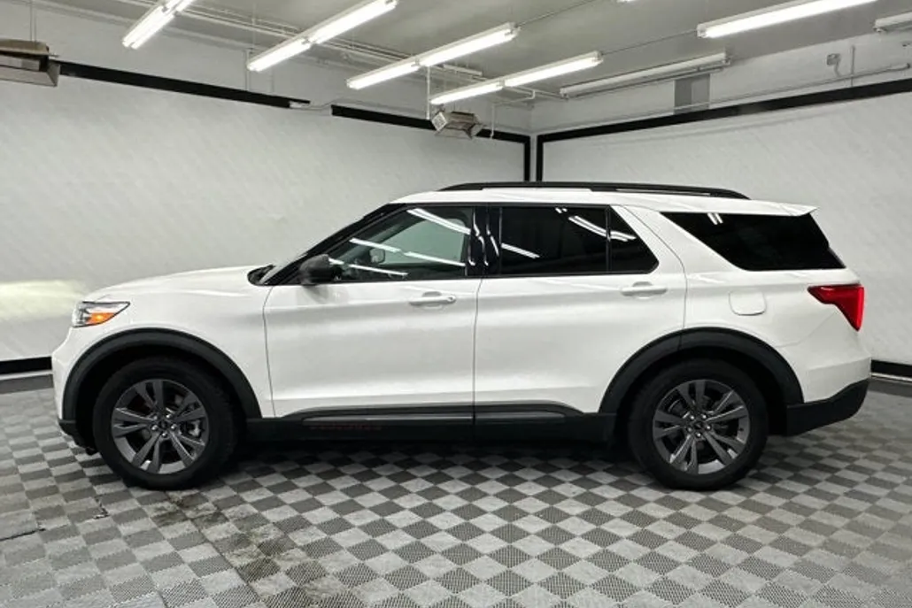 2021 Ford Explorer XLT photo 1