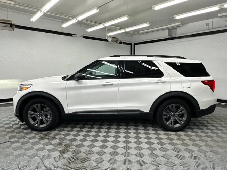 2021 Ford Explorer XLT photo 1