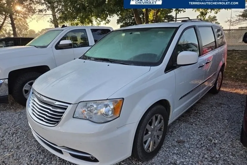 2016 Chrysler Town & Country Touring photo 1
