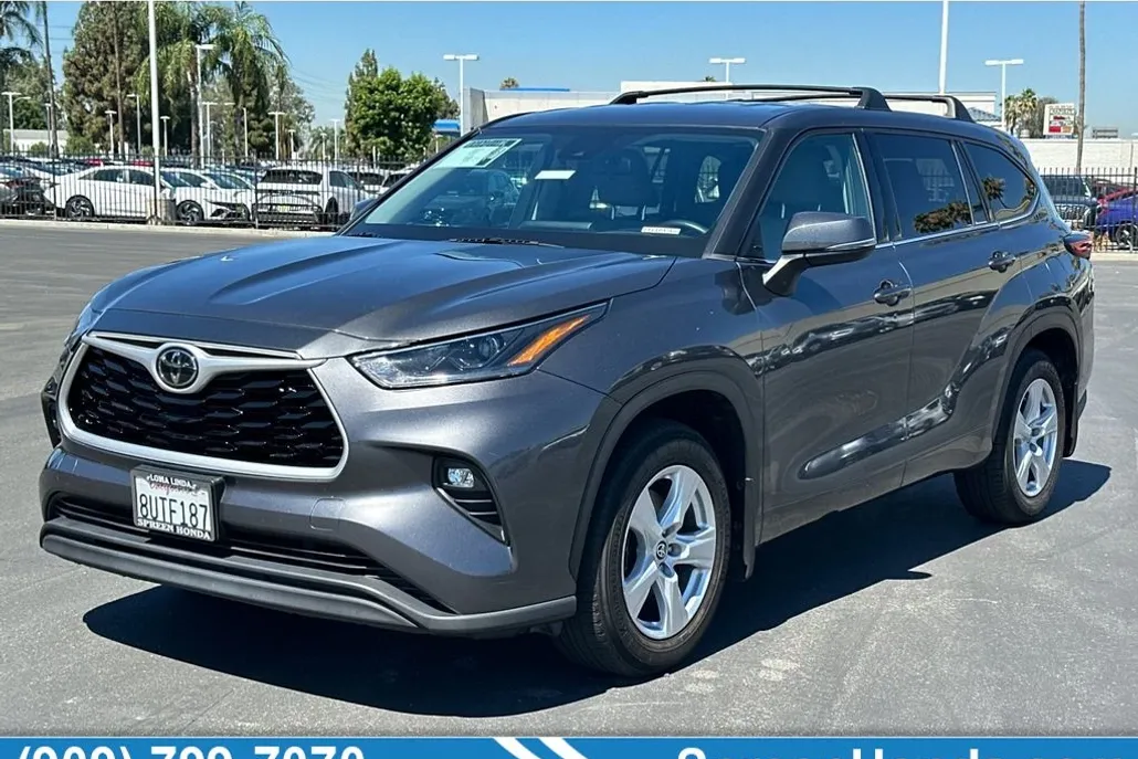 2021 Toyota Highlander LE photo 1