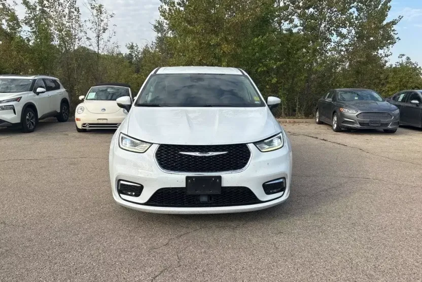 2023 Chrysler Pacifica Touring L photo 1