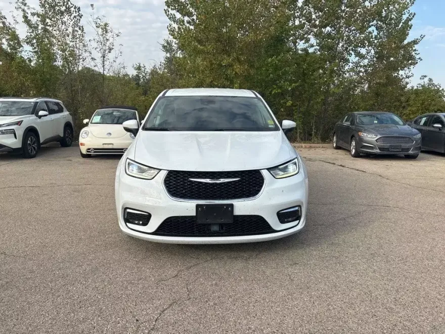 2023 Chrysler Pacifica Touring L photo 1
