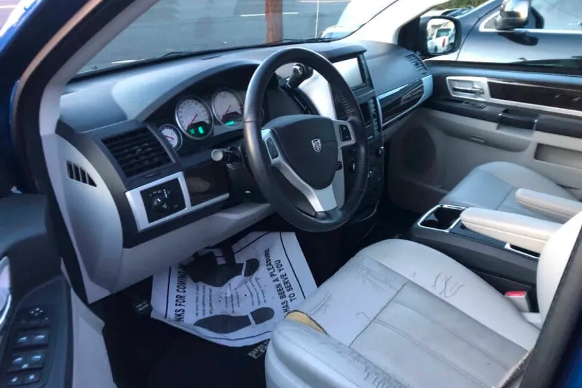 2010 Dodge Grand Caravan SXT photo 1