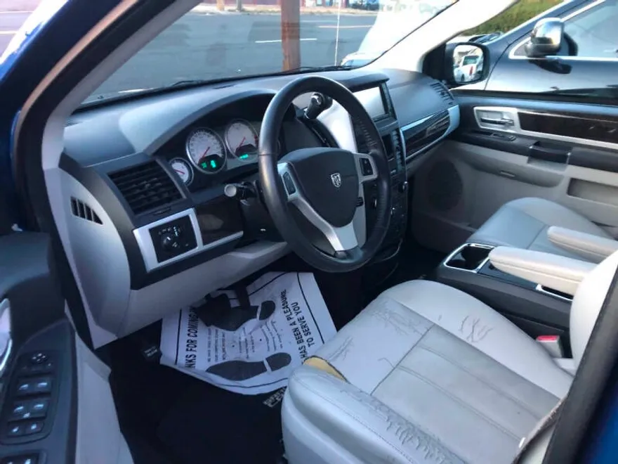 2010 Dodge Grand Caravan SXT photo 1