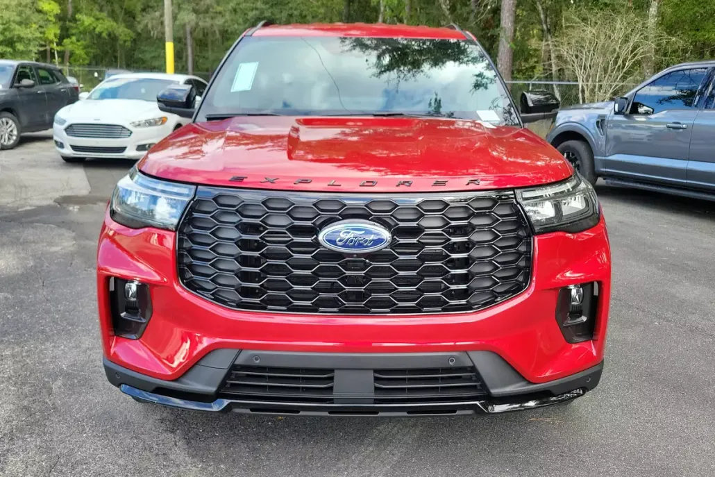 2025 Ford Explorer ST-Line photo 1