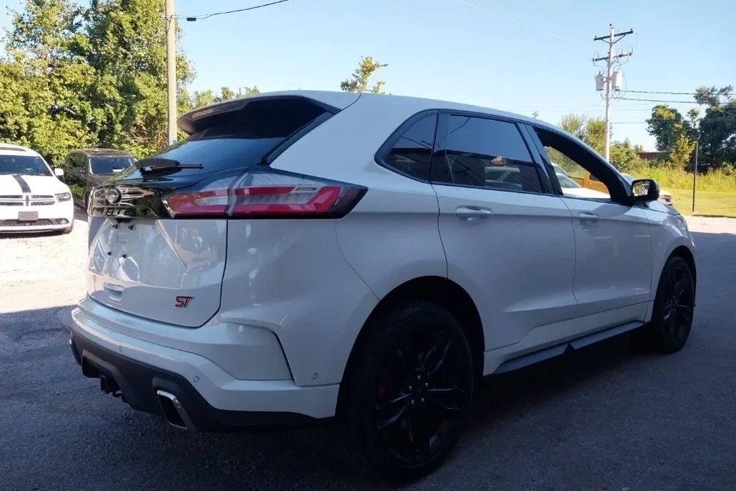 2023 Ford Edge ST photo 1